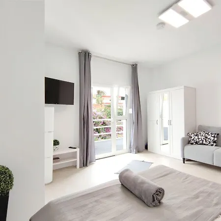 Fantastico 4 - Grossem Balkon - Gratis Parkplatz - Klimaanlage - Zentrumsnaehe Und Meernaehe *